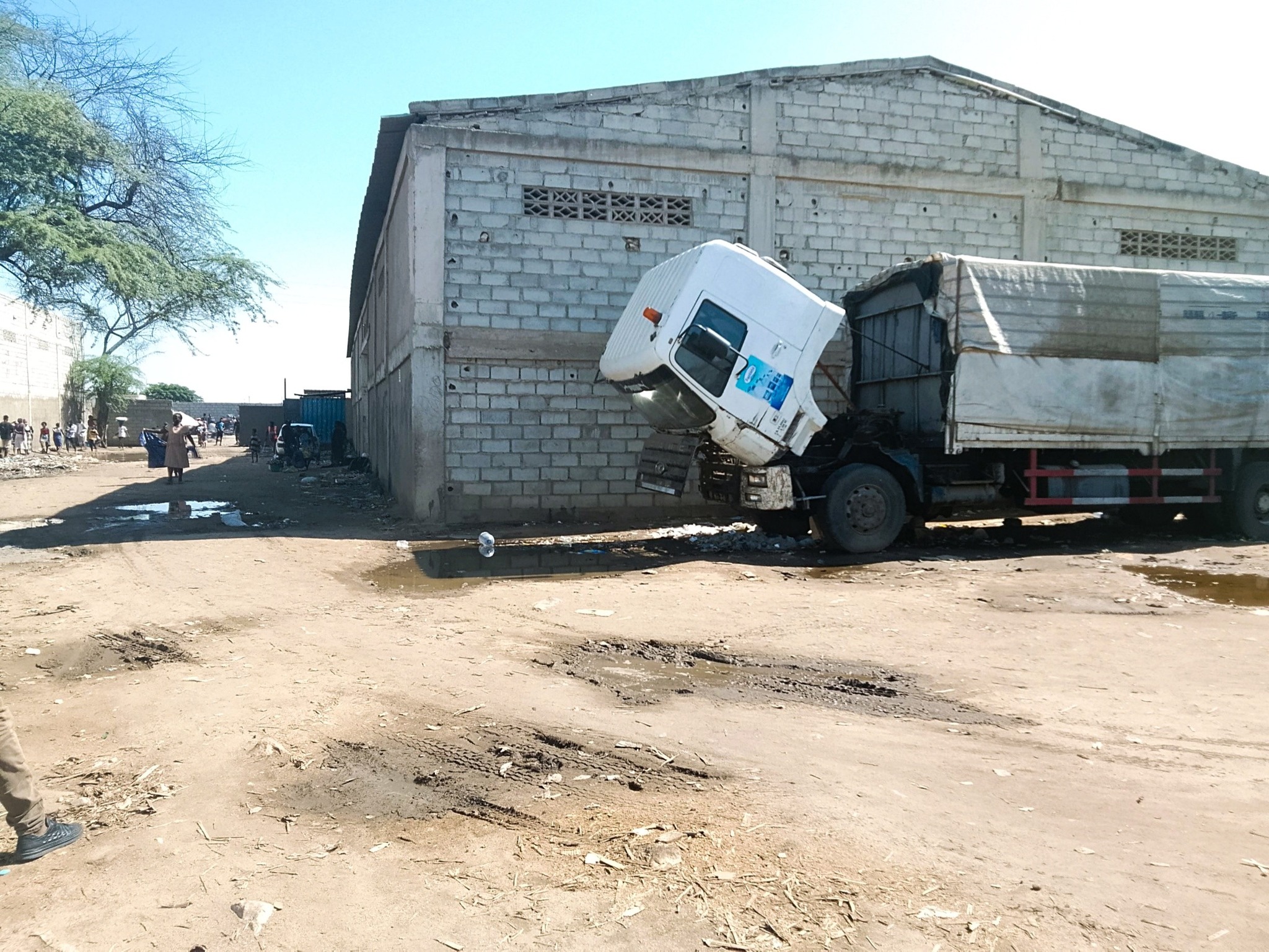 ARMAZÉNS A VENDA EM BENGUELA