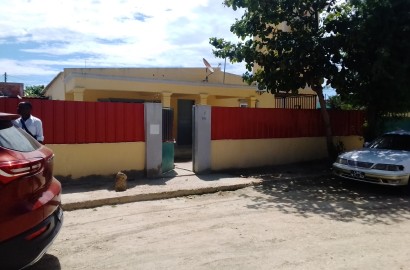 VENDER: VIVENDA NO BAIRRO DA LUZ-LOBITO